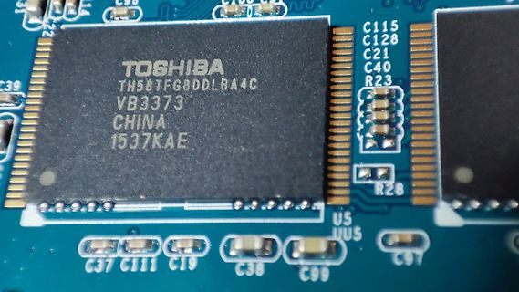 Nahaufnahme eines Toshiba integrierten Schaltkreises auf Leiterplatte