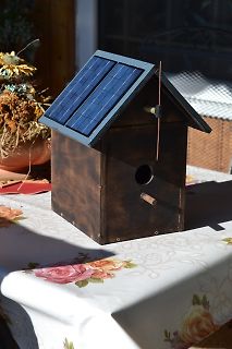 Solarbetriebenes Vogelhaus aus Holz