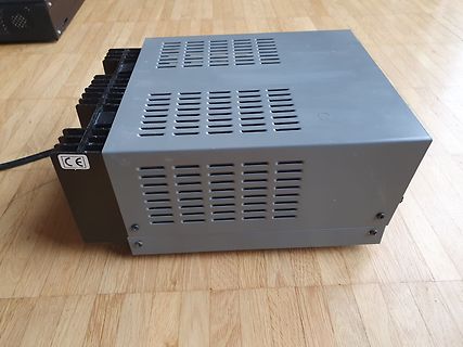 Graues Metallgehäuse mit Kühlkörper und CE-Kennzeichnung