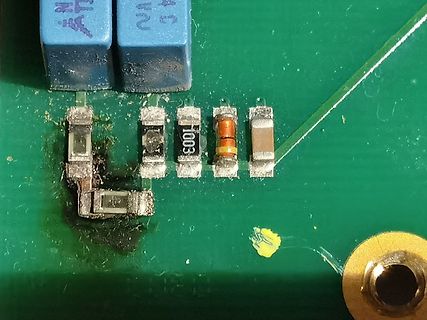 Nahaufnahme einer Leiterplatte mit Bauteilschäden