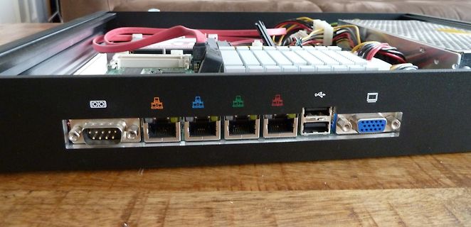 Rückansicht eines Computers mit verschiedenen Anschlüssen