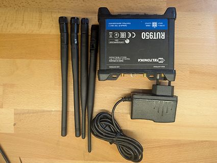 Teltonika RUT950 Router mit Antennen und Netzteil