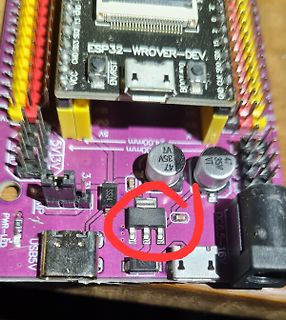 Nahaufnahme einer violetten Leiterplatte mit ESP32-Modul