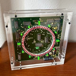 Leiterplatte mit kreisförmiger LED-Anordnung in Acrylbox