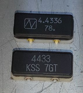 Zwei elektronische Bauteile mit Beschriftung