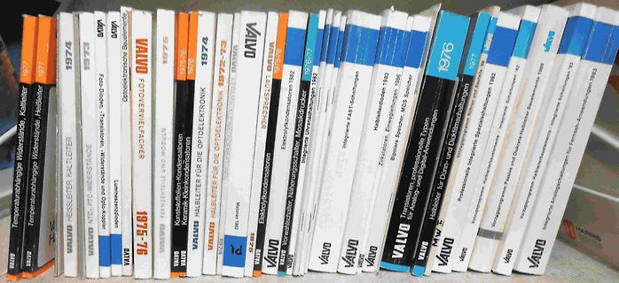 Reihe alter Valvo Fachbücher zur Elektronik