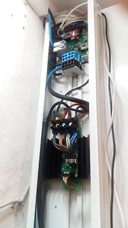 Innenansicht eines Gehäuses mit Leiterplatten und Verkabelung