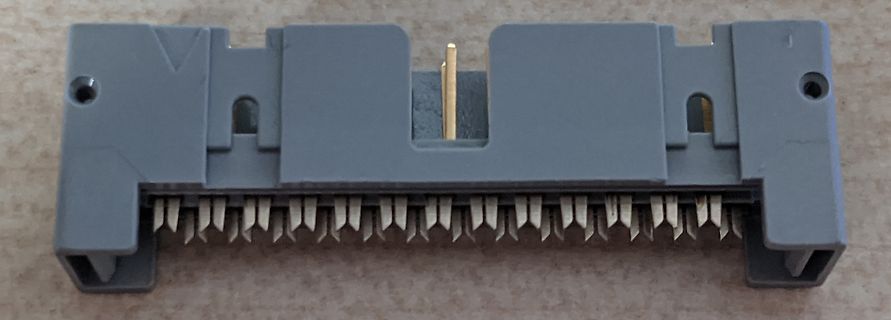 Elektrischer Steckverbinder mit Pins