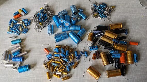 Sammlung verschiedener Elektrolytkondensatoren
