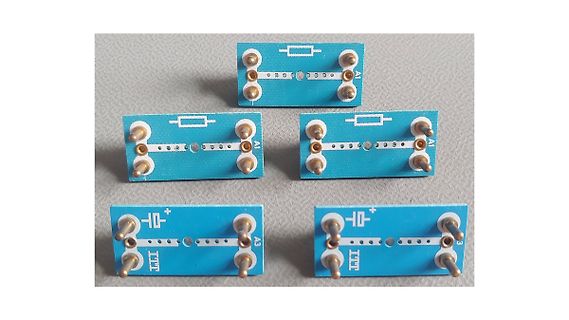 Fünf kleine blaue Leiterplatten mit Messpunkten