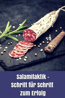Salami auf dunklem Untergrund mit Text