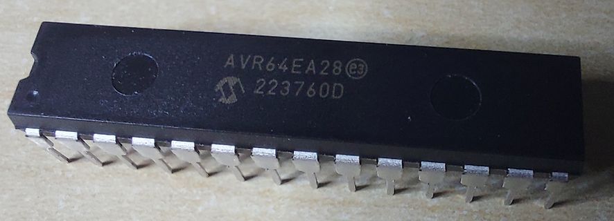 Mikrocontroller AVR64EA28 in DIP-Gehäuse