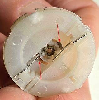 Nahaufnahme eines Kunststoffbauteils mit Metallkontakten