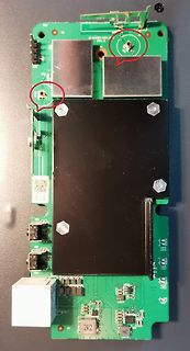 Foto einer Leiterplatte mit Metallabdeckungen