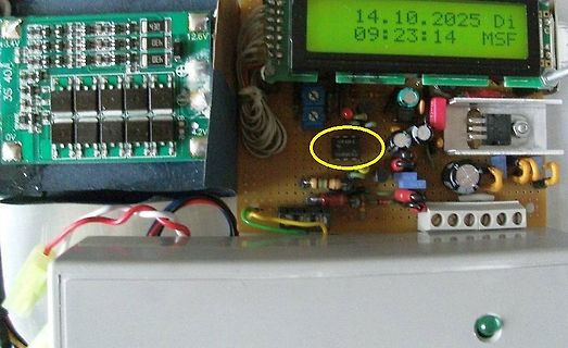 Elektronikprojekt mit LCD-Display und Leiterplatten