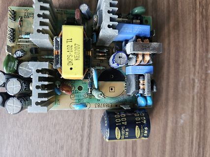 Leiterplatte eines Schaltnetzteils mit Kondensatoren und Transformator