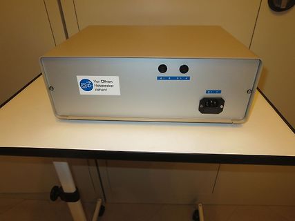 Elektronikgehäuse mit Warnhinweis und Anschlüssen