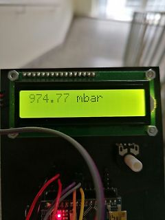 LCD-Display auf Leiterplatte mit Verkabelung