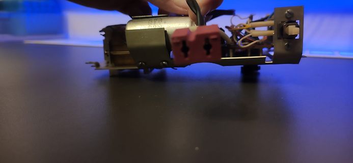 Elektronikbauteil mit Kabeln und Steckverbindung