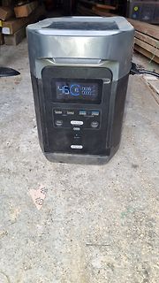 Tragbare Powerstation mit Display und USB-Anschlüssen