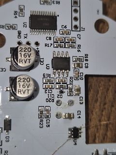 Nahaufnahme einer Leiterplatte mit elektronischen Bauteilen