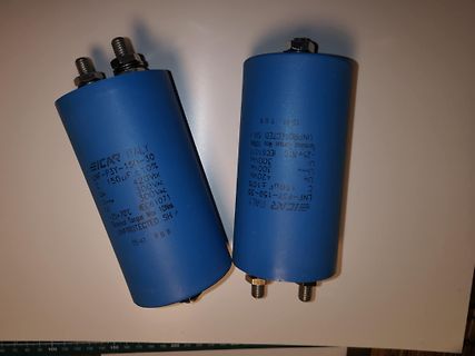 Zwei blaue Eicar Kondensatoren