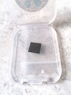 Kleiner schwarzer Chip in einer Kunststoffbox