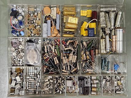 Sortiment verschiedener elektronischer Bauteile in einer Kunststoffbox