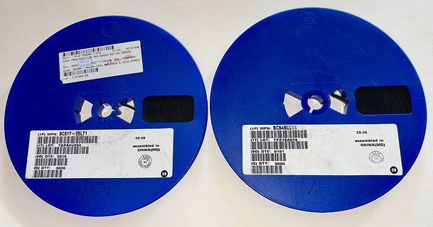 Zwei blaue Bauteilrollen mit Etiketten