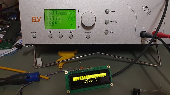 Labornetzteil und LCD-Temperaturanzeige auf Werkstatt-Tisch