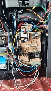 Innenansicht eines elektronischen Geräts mit Leiterplatte und Verkabelung
