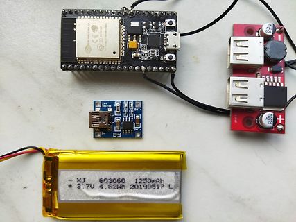 Mikrocontroller, Lademodul, Akku und USB-Verbindung