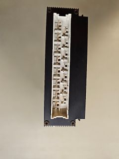 Steckverbinder Gehäuse auf schwarzem Träger