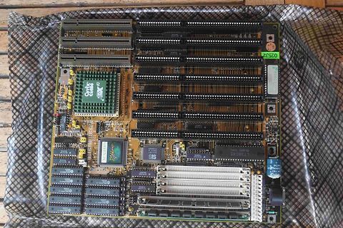 Alte Computer-Hauptplatine mit CPU und RAM-Slots