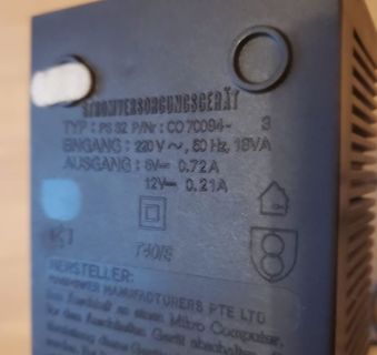 Typenschild eines Stromversorgungsgeräts