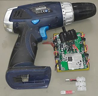 Akkuschrauber und eine Elektronikplatine mit Kabeln
