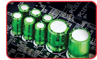 Grüne Elektrolytkondensatoren auf einer Leiterplatte