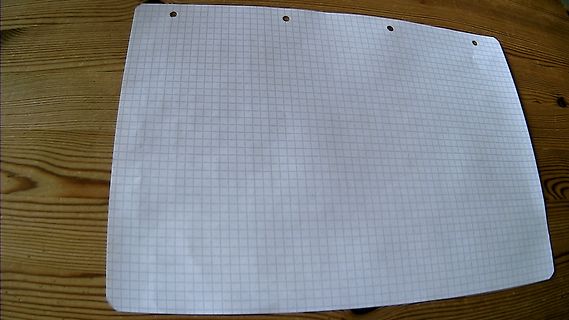 kariertes Papier auf Holztisch