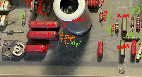 Elektronikbauteile mit handschriftlichen Notizen