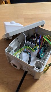 Geöffnetes Kunststoffgehäuse mit Elektronik und Verkabelung