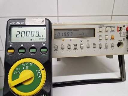 Zwei Multimeter nebeneinander