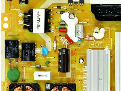 Nahaufnahme einer bestückten Leiterplatte mit elektronischen Bauteilen