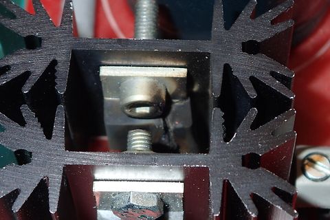 Nahaufnahme einer Metallkonstruktion mit Schrauben