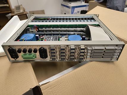 Innenansicht und Rückseite eines elektronischen Geräts