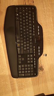 Logitech Tastatur auf Holztisch