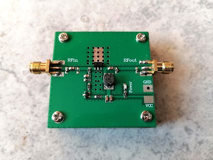 Leiterplatte eines RF-Verstärkers mit SMA-Buchsen