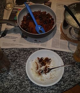 Essen auf Zeitung auf Tisch
