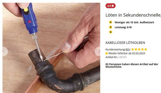 Hand hält kabellosen Lötkolben an einem Rohr