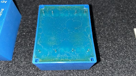 Blaues Kunststoffgehäuse mit Vergussmasse