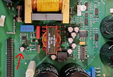 Nahaufnahme einer Leiterplatte mit elektronischen Bauteilen